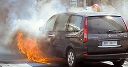 Jak się zachować, gdy po wypadku auto staje w płomieniach?