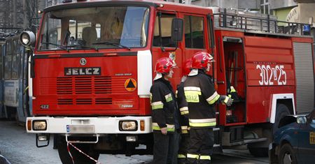 Wóz strażacki nie mógł przejechać przez źle zaparkowane auta. "Przez niego straciliśmy mieszkanie"