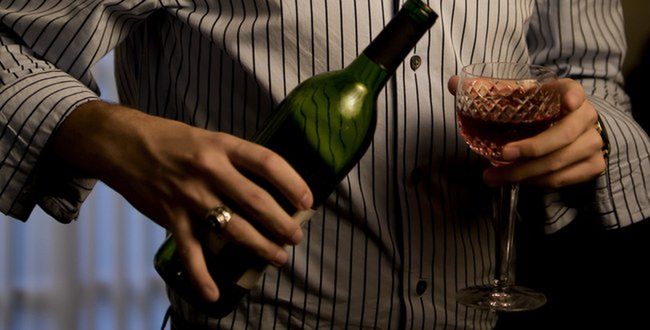 Koniec świątecznego kaca? Tego nie rób podczas picia alkoholu!