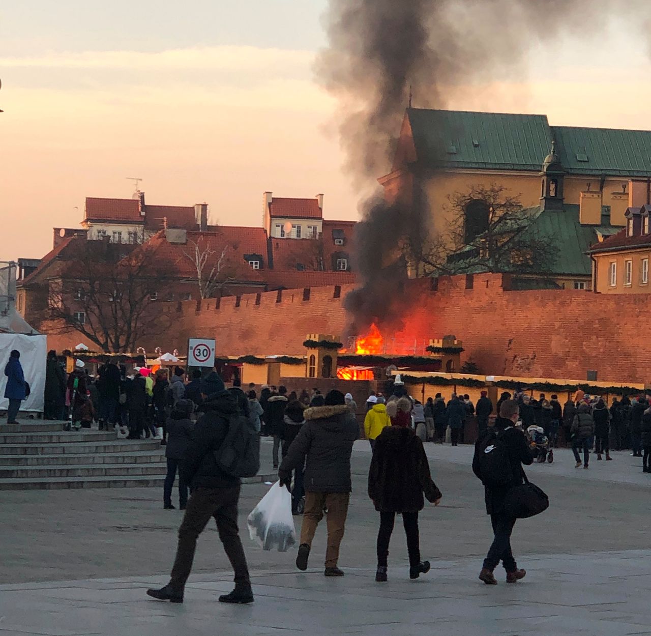 Warszawa. Pożar na jarmarku świątecznym na placu Zamkowym. Spłonęły dwie budki