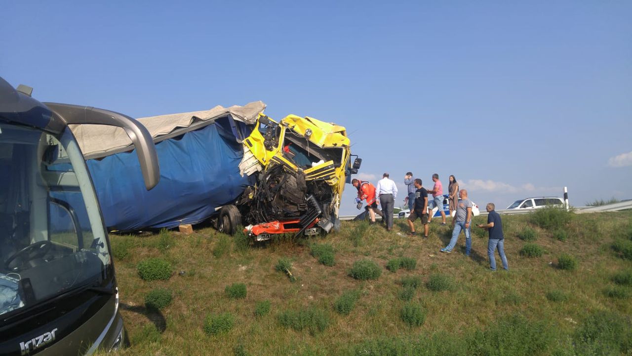 Wypadek polskiego autokaru na Węgrzech. Zderzył się z autem dostawczym