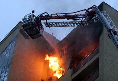 Pożar w kieleckim wieżowcu - jedna osoba nie żyje