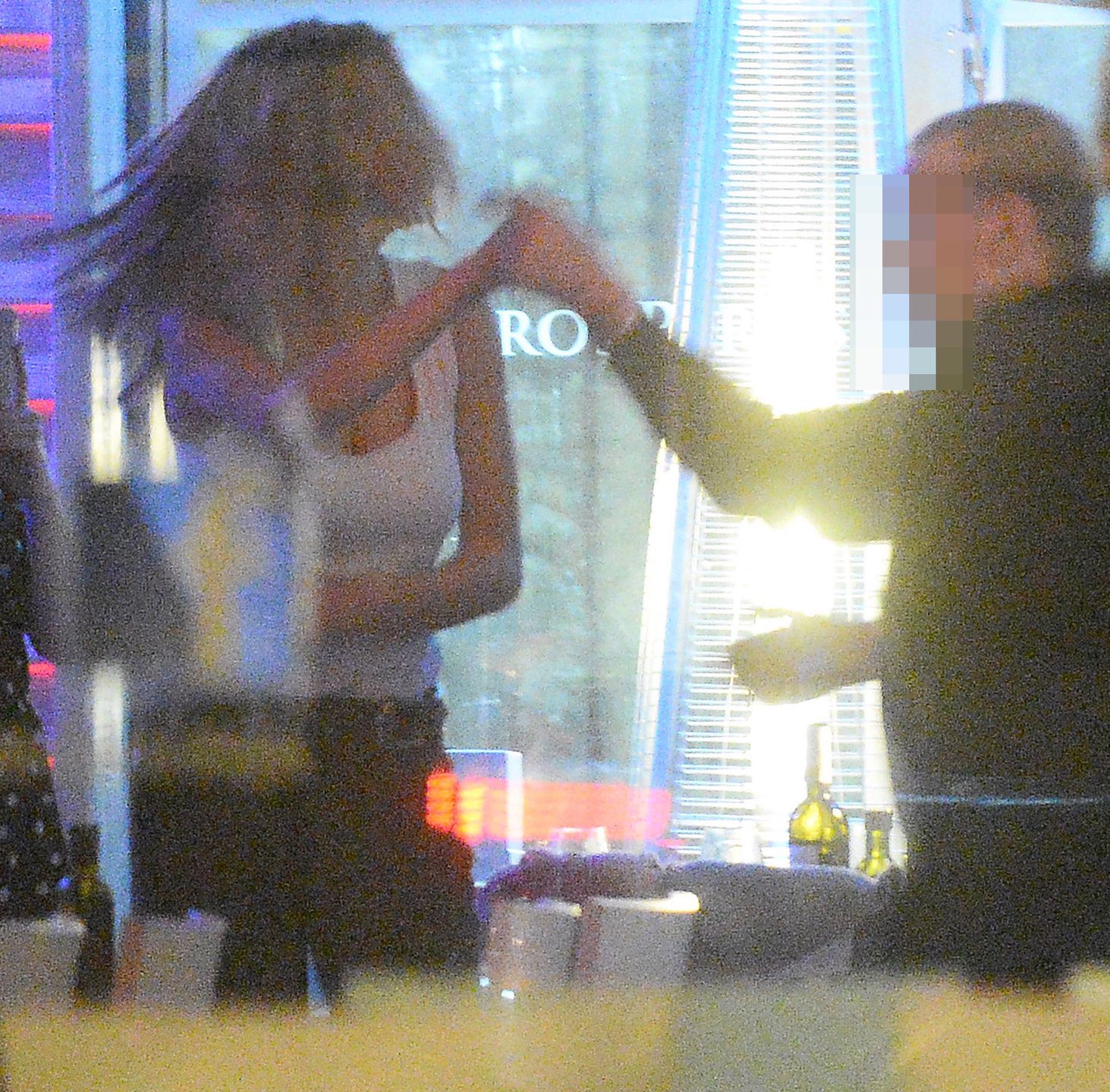 Marcelina Zawadzka imprezuje w greckiej restauracji