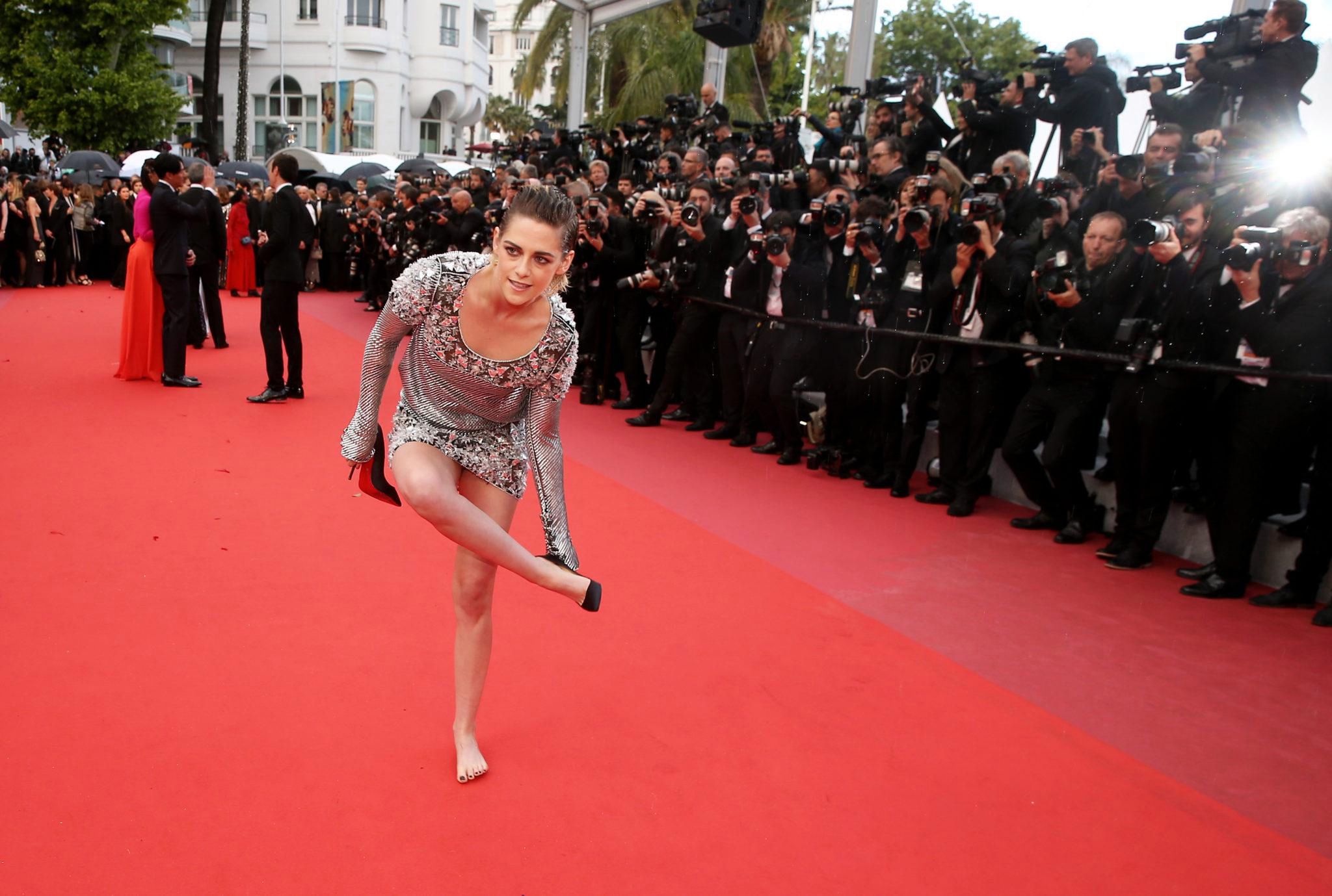 Kristen Stewart zdjęła buty na czerwonym dywanie w Cannes przed premierą filmu Blackkklansman