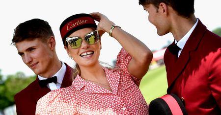 Jessica Hart w stylu vintage na spotkaniu z Elżbietą II