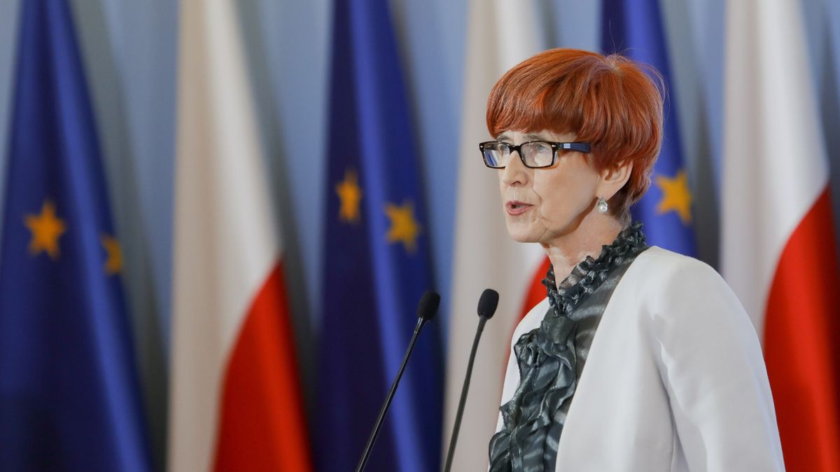 Elżbieta Rafalska: Program Dobry start wpisany w politykę rodzinną rządu. Każdy rodzic, którego dziecko się uczy, dostanie 300 zł