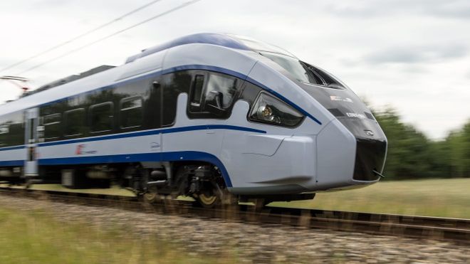 Jak dziś podawaliśmy, na torze doświadczalnym w Żmigrodzie trwają próby polskiego pociągu Dart. Jeżeli zakończą się one pełnym sukcesem, w co wierzy producent – firma Pesa – jeszcze w tym roku maszyny te obsługiwać będą klientów PKP Intercity. Chociaż są to pociągi nieco wolniejsze od Pendolino, to ich zaletą jest niewątpliwie znacznie niższa cena. Zresztą plusów mają one więcej. Czego spodziewać mogą się pasażerowie Darta, kiedy trafi on do polskich kolei?