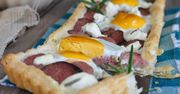 Tarta z jajkiem, kiełbasą i serkiem