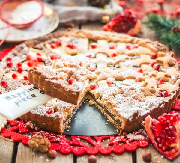 Tarta czekoladowo-orzechowa z granatem