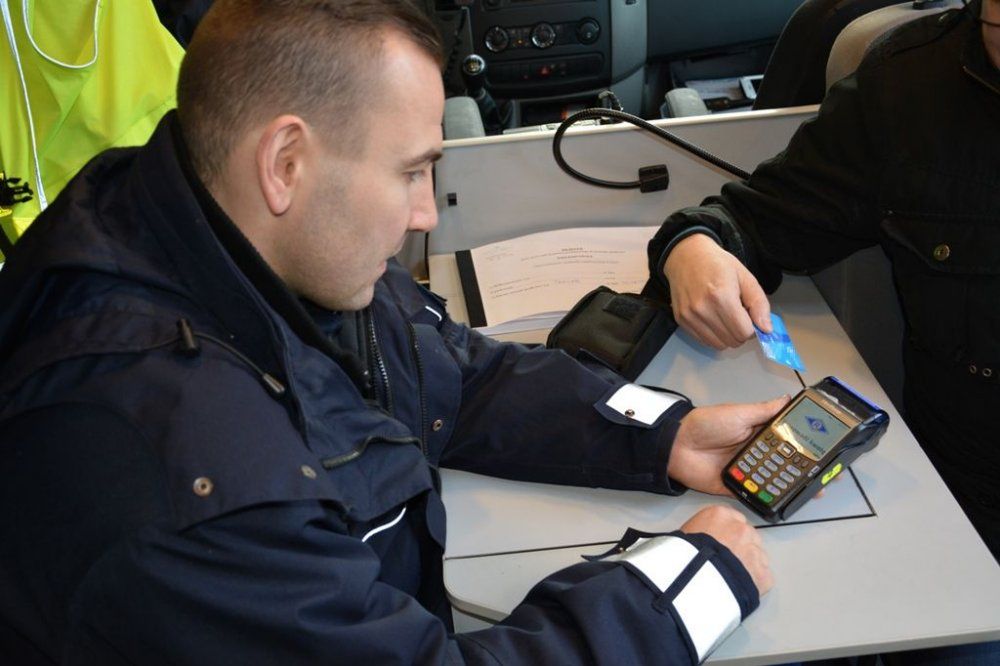 Policja dostała terminale płatnicze. Pierwsze urządzenia trafiły do Opola