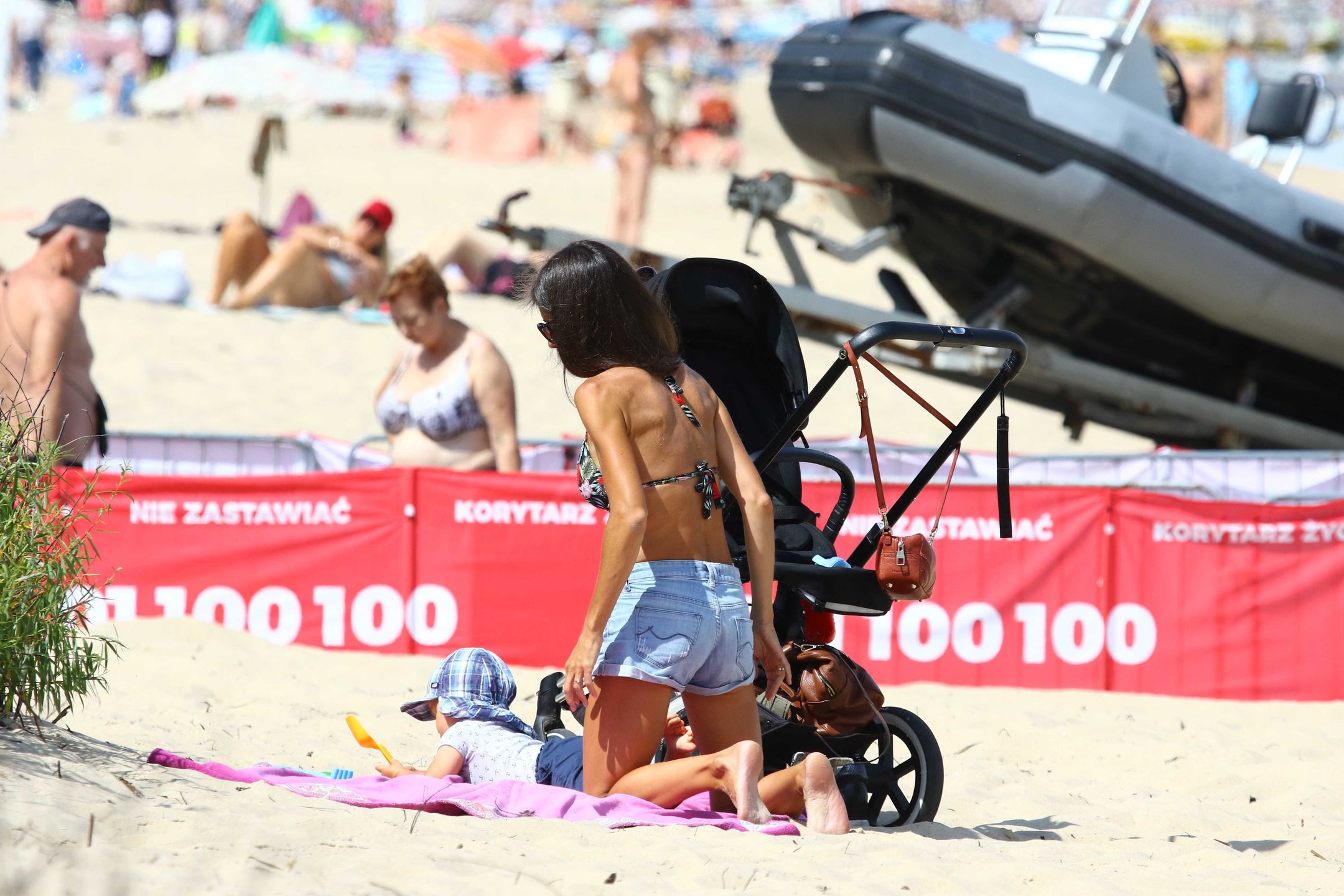 Marta Kaczyńska w bikini opala się z synkiem na plaży w Sopocie,