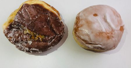 Pączek z dyskontu kontra pączek z tradycyjnej pączkarni. Co się z nimi stało po 2 tygodniach od zakupu?