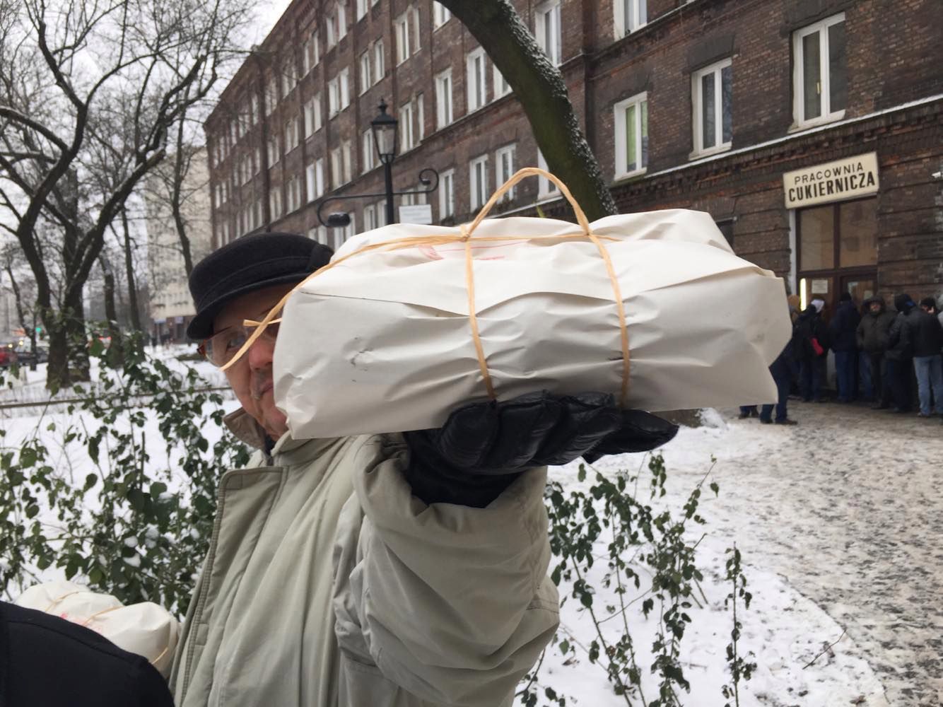 "Z mediów rozmawiam tylko z Radiem Maryja, ale paczkę pokażę" - zażartował pan ze zdjęcia i od razu uciekł