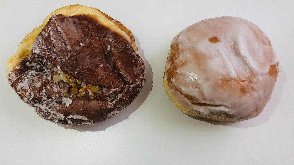 Kupiłam dwa różne pączki i sprawdzałam na bieżąco, jak się zmieniają z upływem czasu.