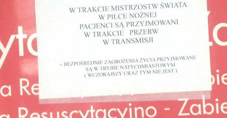 Ostrołęka. Napis na drzwiach gabinetu: "pacjenci przyjmowani tylko podczas przerw w meczu". Dyrekcja szpitala szuka lekarza-kibica
