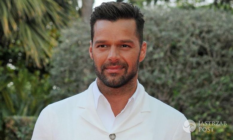 Ricky Martin bez koszulki