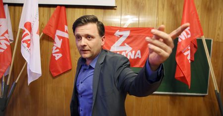 Oskarżony o szpiegostwo Mateusz Piskorski wychodzi z aresztu