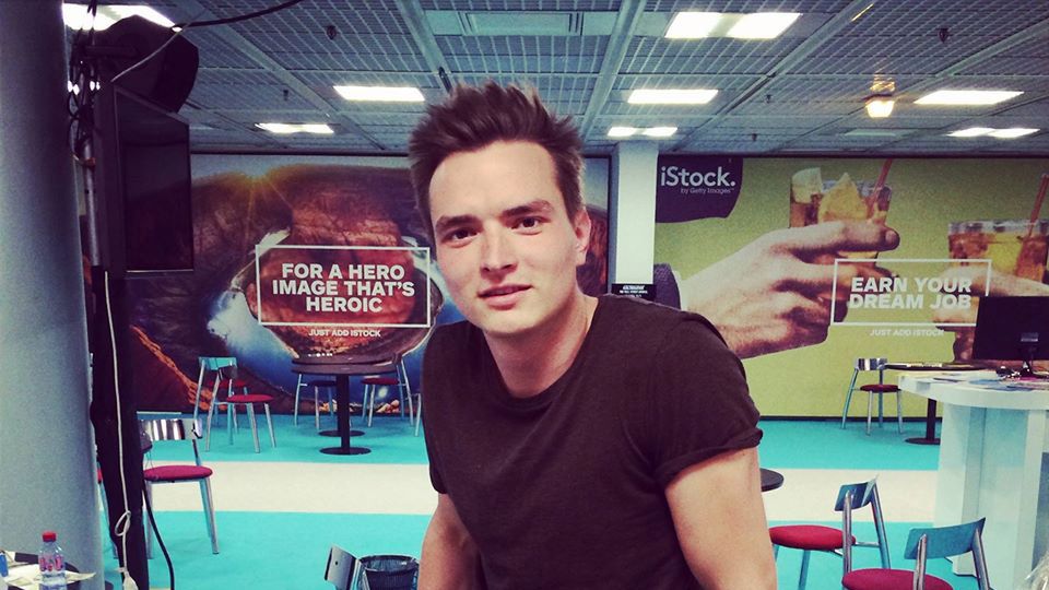 Choć niektórych może to oburzać, to obserwowanie zachowań klientów jest normą w świecie cyfrowego marketingu. Wie o tym Miron Mironiuk, który w 2014 roku założył firmę Cosmose.