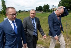 Namazał na drzwiach biura PO: "zdrajcy". "Jutro może być golenie głowy na łyso"