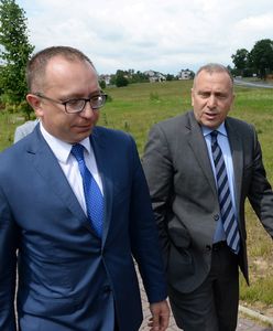 Namazał na drzwiach biura PO: "zdrajcy". "Jutro może być golenie głowy na łyso"