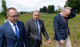 Namazał na drzwiach biura PO: "zdrajcy". "Jutro może być golenie głowy na łyso"