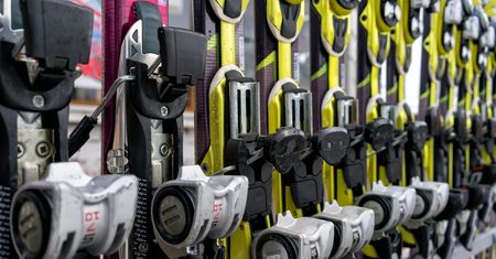 Zobacz, gdzie wypożyczyć narty. Na stoku drożej niż w Warszawie