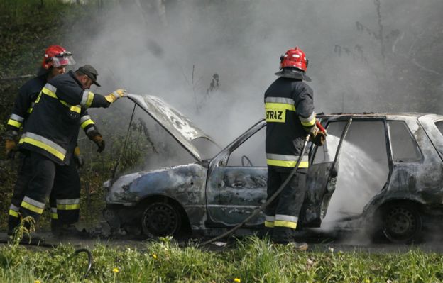 Spalony samochód, w środku zwłoki przykute łańcuchem