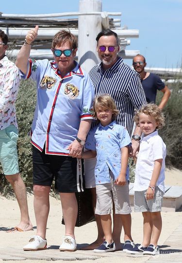 Elton John z dziećmi i mężem w Saint Tropez