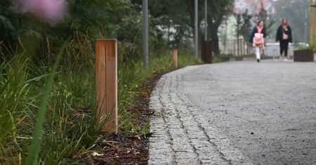 Psie pisuary stanęły we Wrocławiu. Miasto zapłaciło za nie 10 tys. zł
