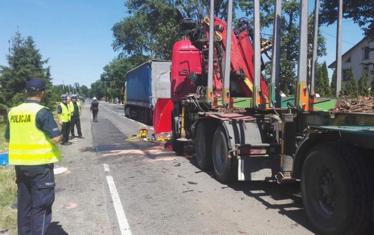 Auto zmiażdżone przez ciężarówki. Zmarł ranny chłopiec