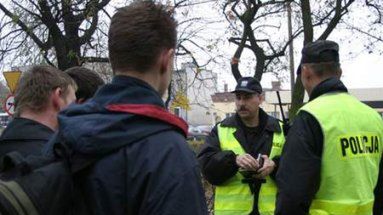 Policjanci w Gnieźnie kontrolują uczniów