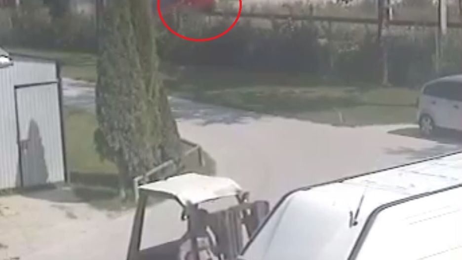 Kamery zarejestrowały moment zderzenia samochodu z pociągiem