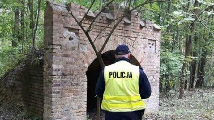 Niezabezpieczone wejście do sztolni w Nowych Czaplach