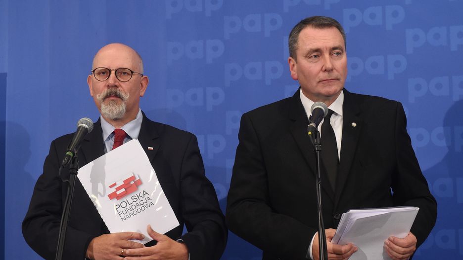 Dni prezesa Polskiej Fundacji Narodowej Cezarego Jurkiewicza oraz wiceszefa zarządu Macieja Świrskiego wydają się być policzone