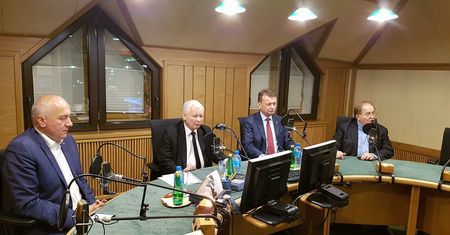 Kaczyński drwi z demonstrujących pod domem: atak odparł mój kot