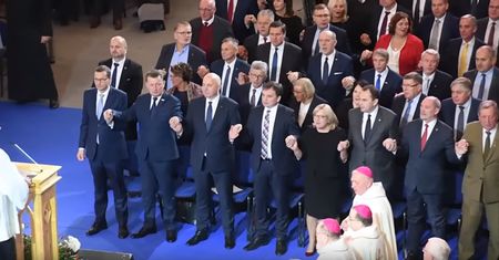 Politycy PiS tańczyli do "Abba Ojcze". Filmik hitem sieci