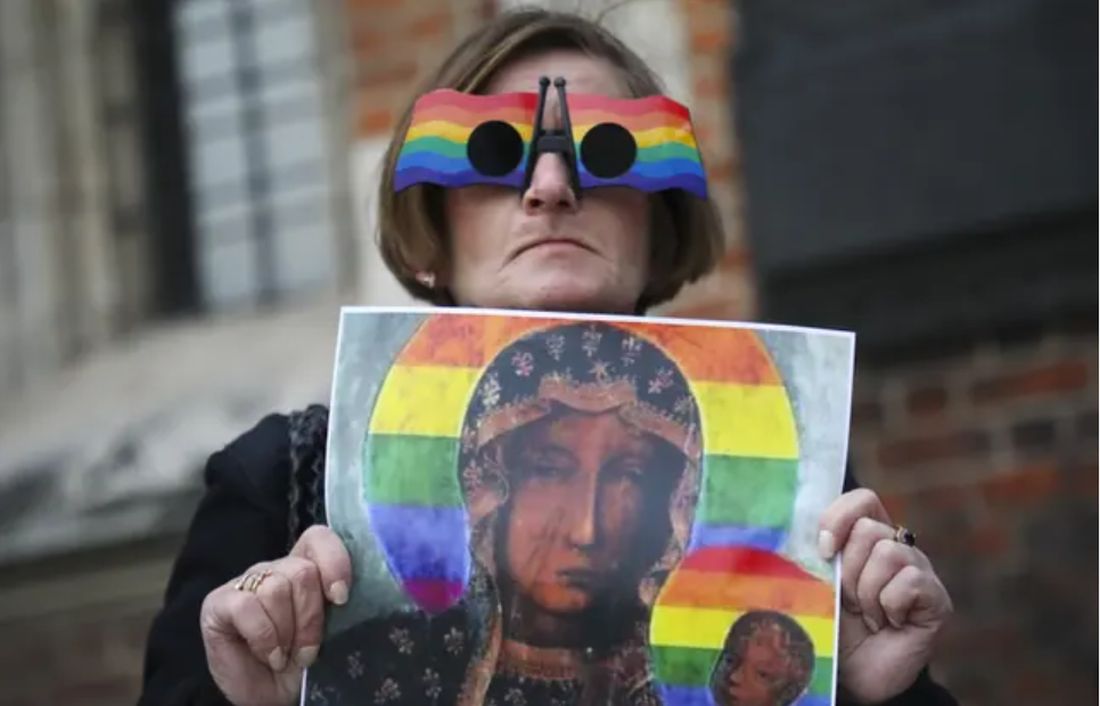 Protest w obronie Elżbiety Podleśnej, autorki plakatu Matki Boskiej Częstochowskiej z tęczą.