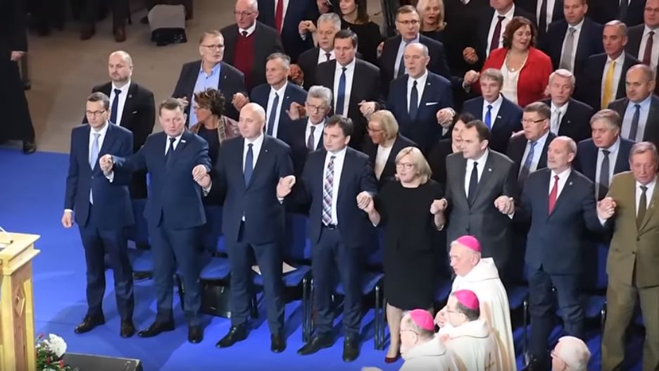 Politycy PiS śpiewali i tańczyli do "Abba Ojcze".