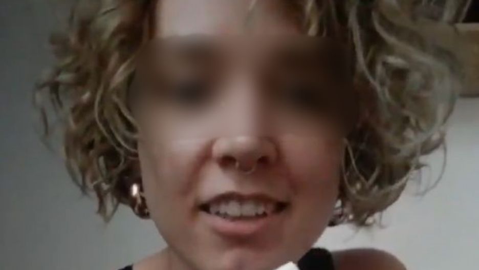 Artystka promuje swoje "tęczowe Maryjki" w internecie