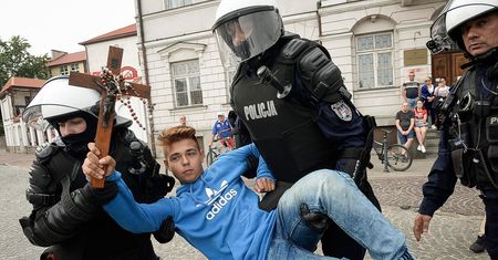15-latek z krzyżem blokował Marsz Równości. Kurator sprawdza jego rodziców