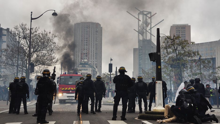 Francja. "Żółte kamizelki" wyszły na ulice Paryża. Interweniowała policja  