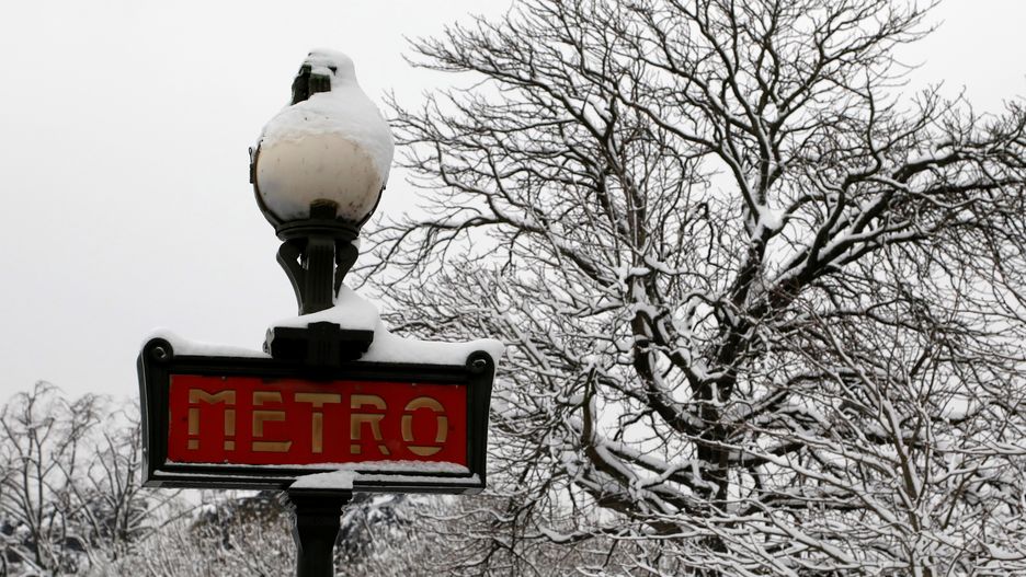 Wejście na stację paryskiego metra tonie w śniegu