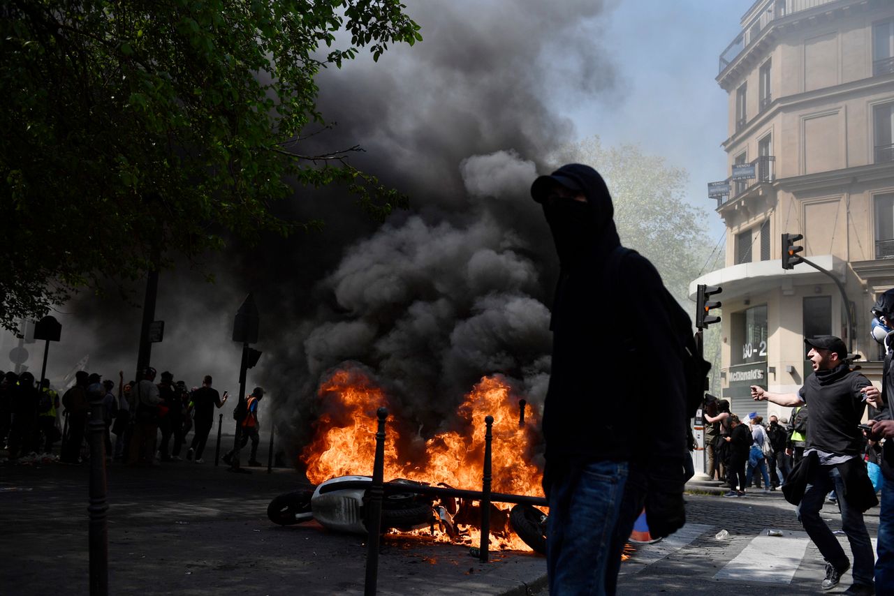 Francja: 23. protest "żółtych kamizelek". W Paryżu płoną auta i skutery