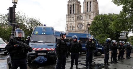 Zamachowiec spod Notre Dame przysięgał wierność tzw. Państwu Islamskiemu