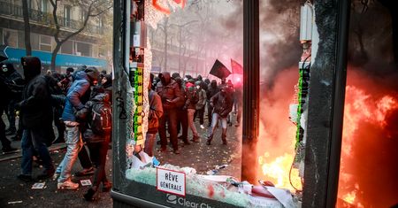 Zamieszki w Paryżu, doszło do starć z policją. Protesty przeciwko reformie emerytalnej