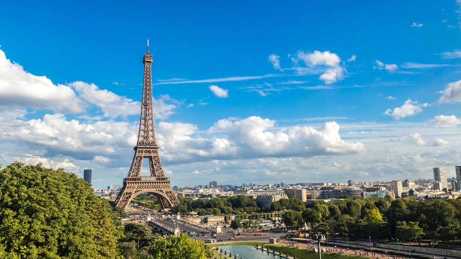 Wyjazd do Paryża na przełomie maja i czerwca to idealny pomysł na spędzenie długiego weekendu lub Dnia Dziecka