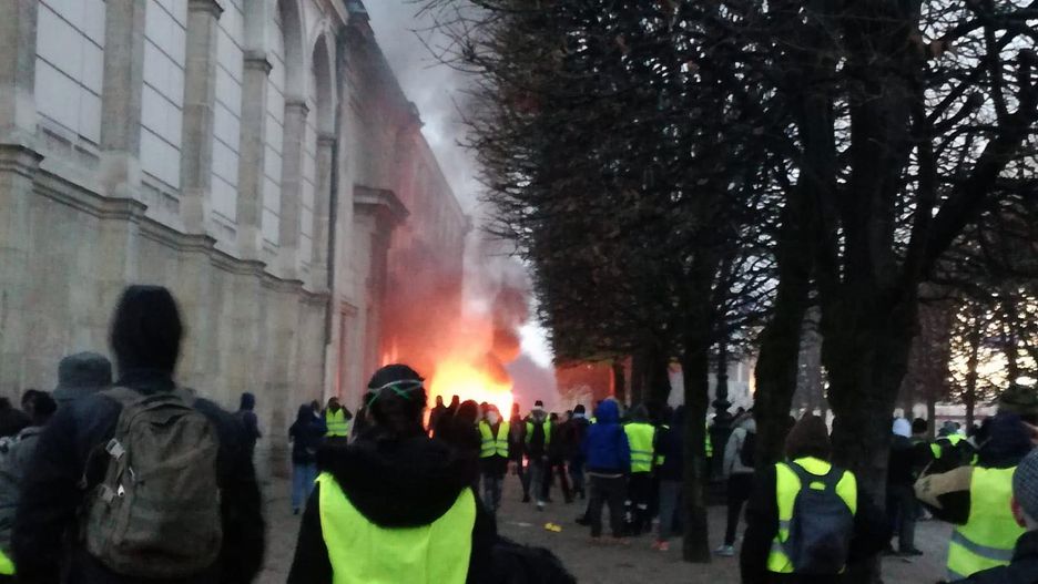 Płomienie były coraz większe, ludzie bardziej agresywni, biegali, krzyczeli