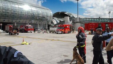 Zwalona część stropu na paryskim lotnisku