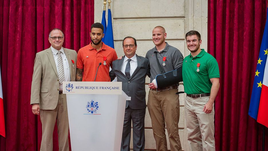Od lewej: Chris Norman, Anthony Sadler, prezydent Hollande, Spencer Stone i Alek Skarlatos, sierpień 2015