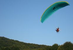 Wielkopolska. Paralotniarz był "holowany" przez samochód, trafił do szpitala